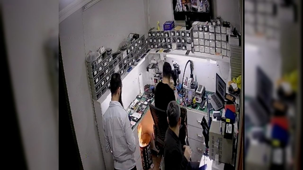 Çöpe atılan cep telefonu bataryası bomba gibi patladı