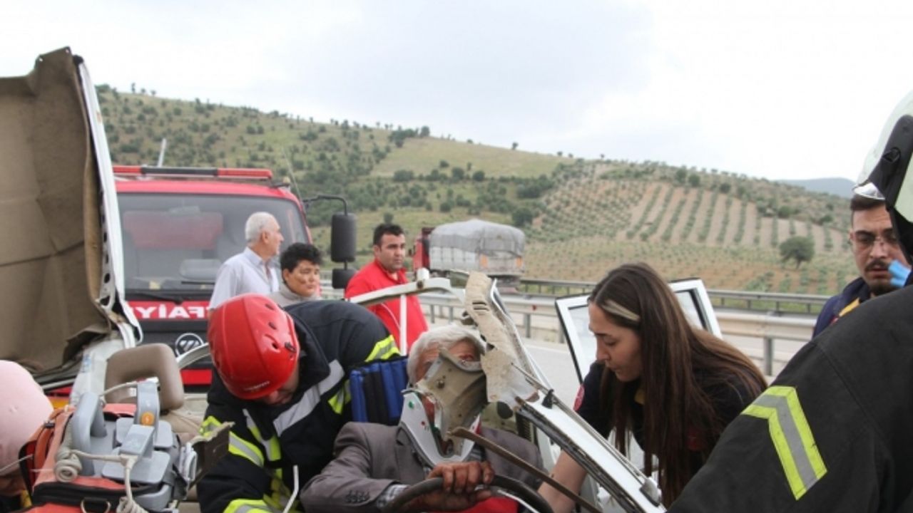 Kamyonet tıra arkadan çarptı: 1 ölü, 1 ağır yaralı