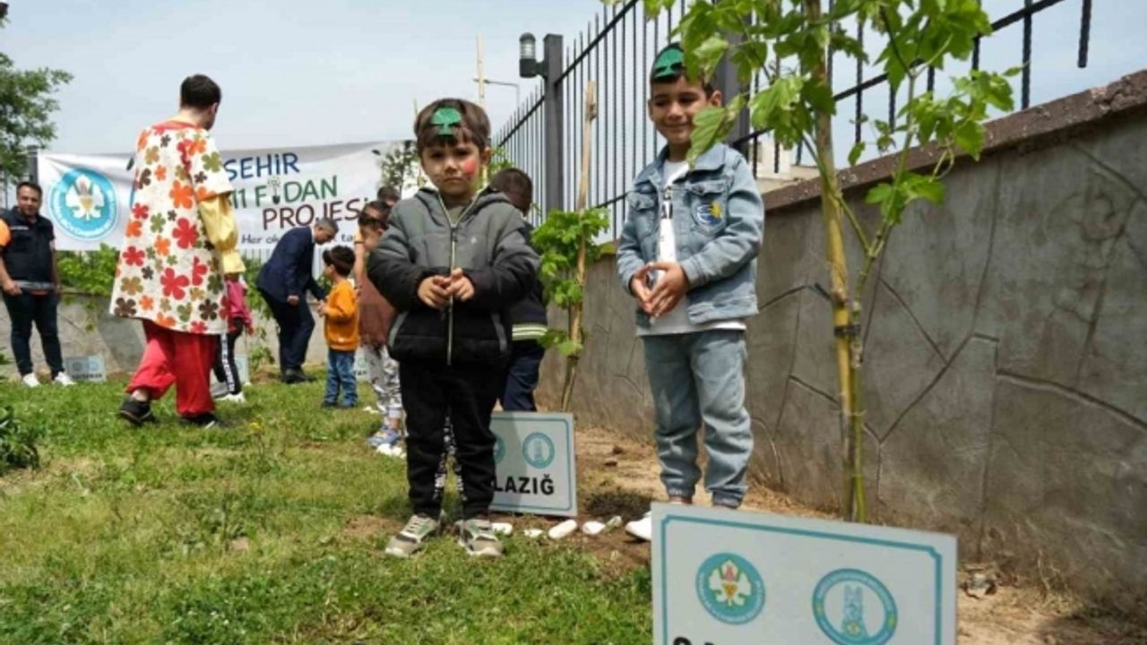 Manisalı çocuklar 11 şehrin anısına 11 fidan dikti