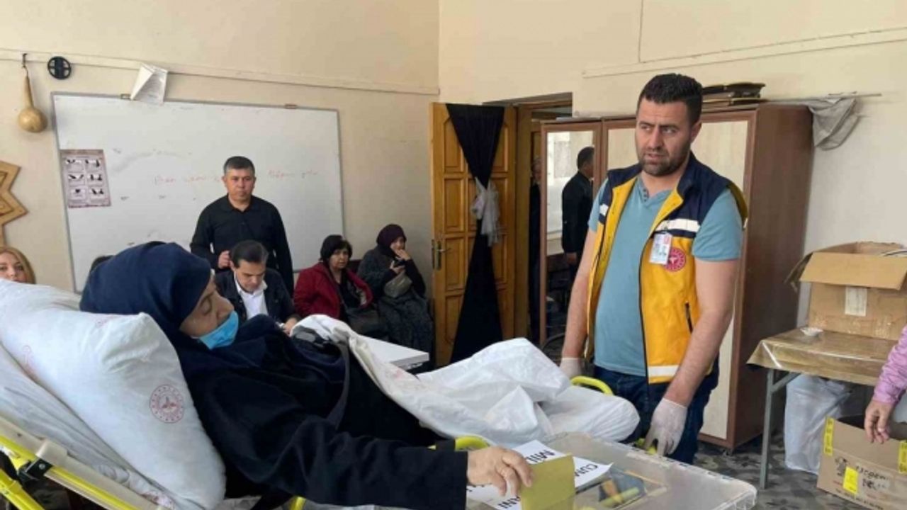 Yatağa bağımlı hastalar sedyeyle oy verecekleri okullara taşınıyor