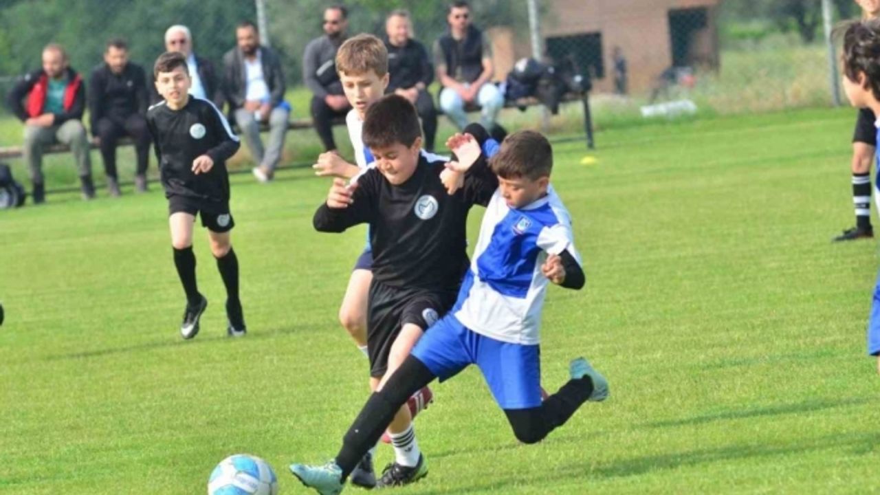 Yunusemre’de minik futbolcular 19 Mayıs için ter döktü
