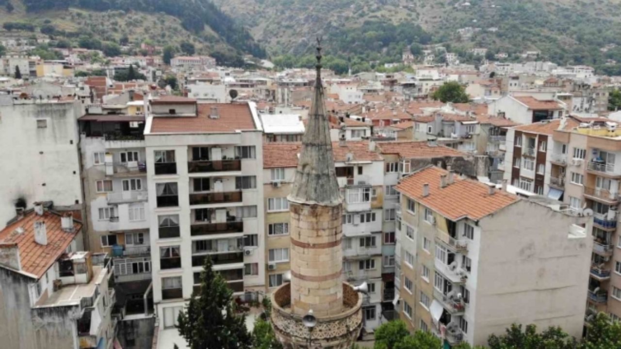 500 yıllık caminin yıpranan minaresi korkutuyor