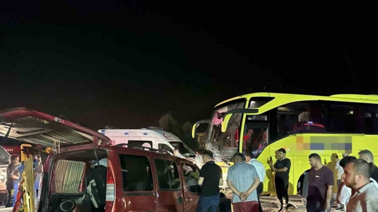 Akhisar’da otobüs ile hafif ticari araç çarpıştı: 1 ölü