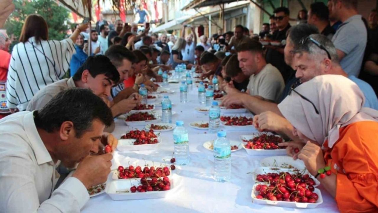 Kiraz yeme yarışmasında renkli görüntüler