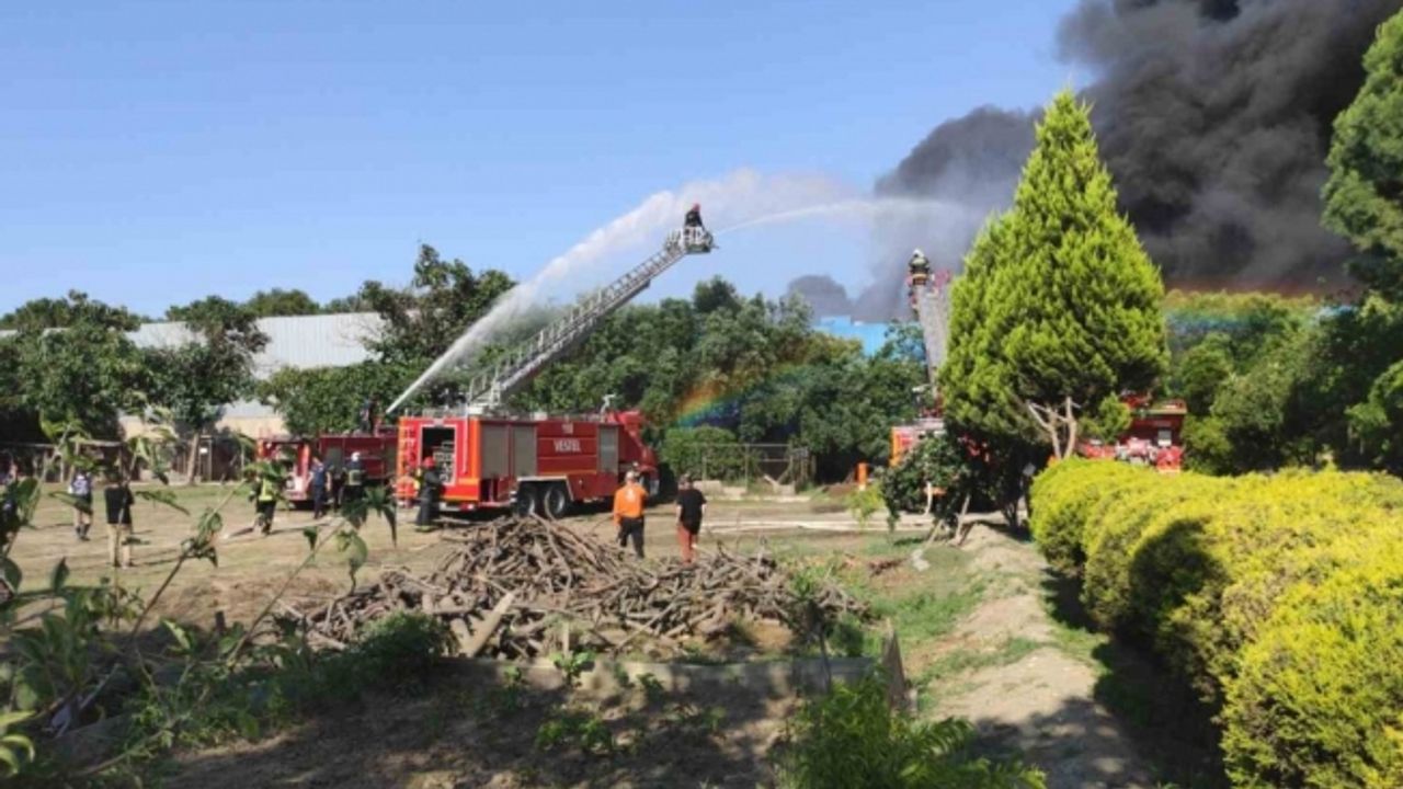 Manisa Valisi Karadeniz: "Yangının diğer fabrikalara sıçramaması için çalışıyoruz"