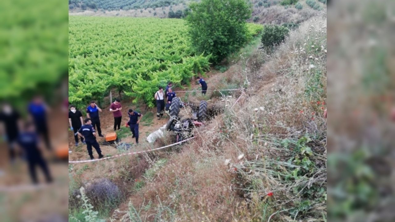 Manisa’da devrilen traktörün altında kalan sürücü hayatını kaybetti