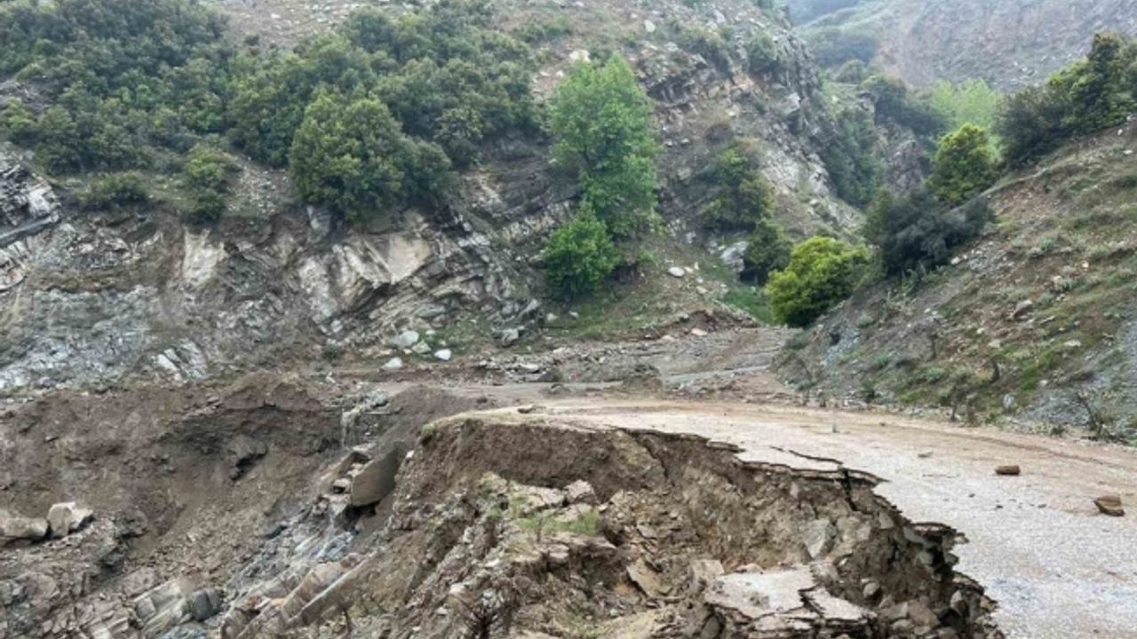 Manisa’da heyelan sebebiyle kapanan yol yeniden ulaşıma açıldı