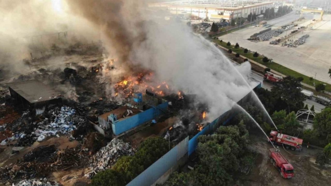 Manisa’daki fabrika yangını 19 saat sonra kontrol altına alındı