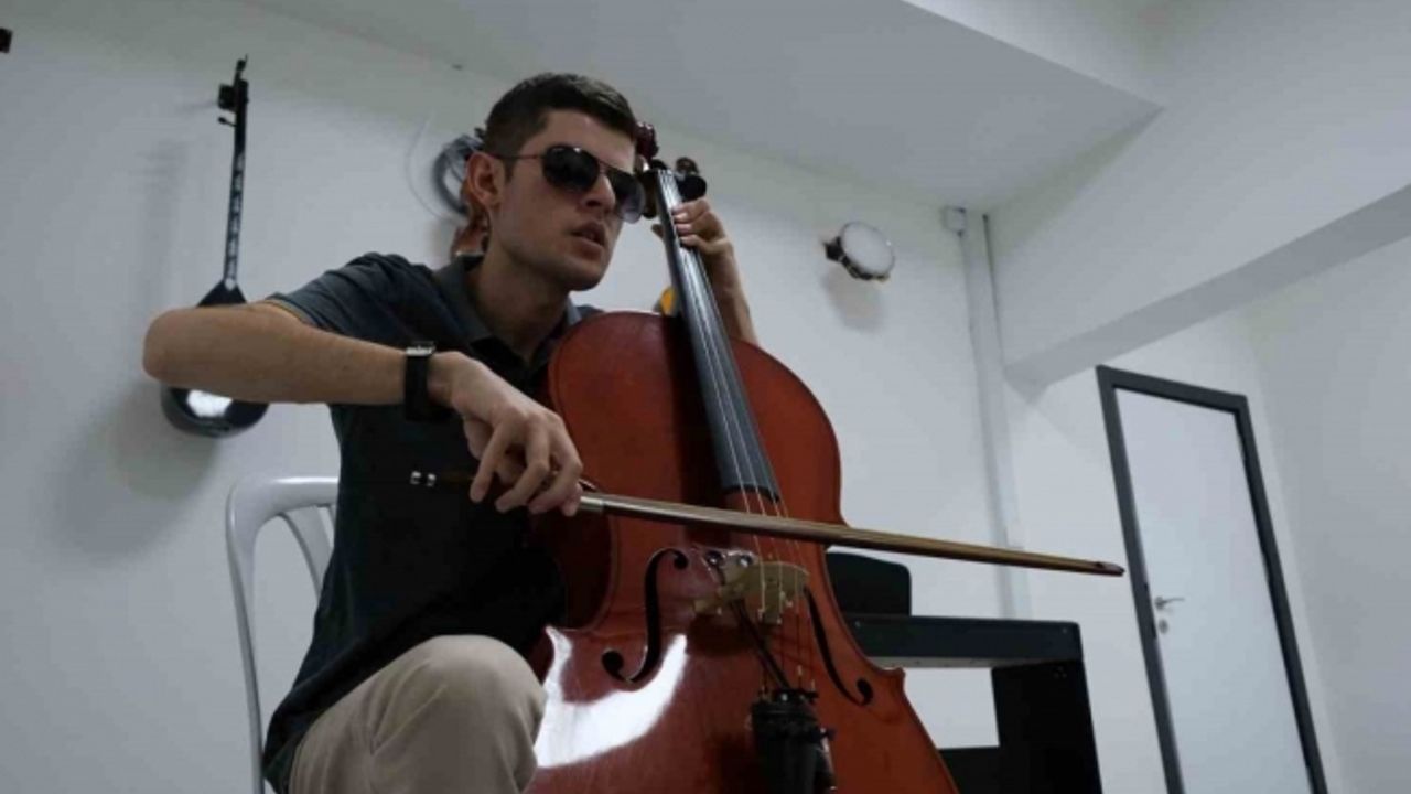 Otizmli ve görme engelli genç başarı basamaklarını müzikle tırmandı