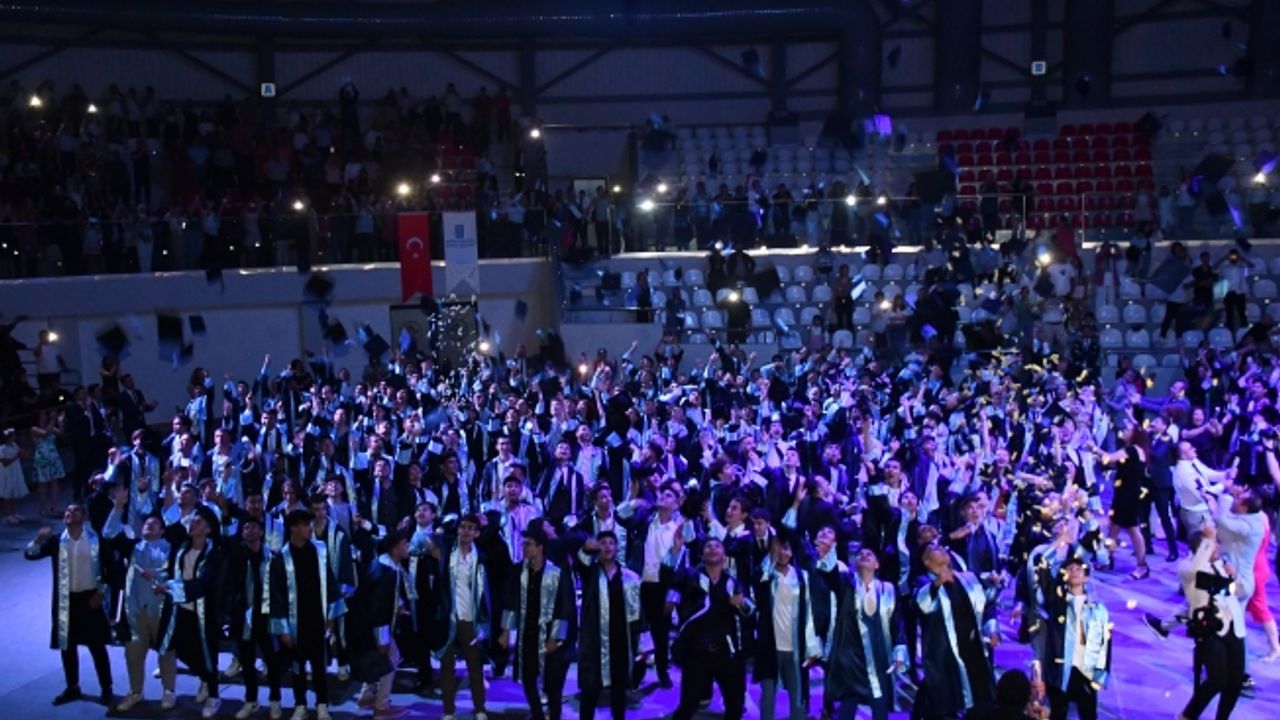 Özel MOSTEM Lisesi’nde kepler mezuniyet coşkusuyla havaya atıldı