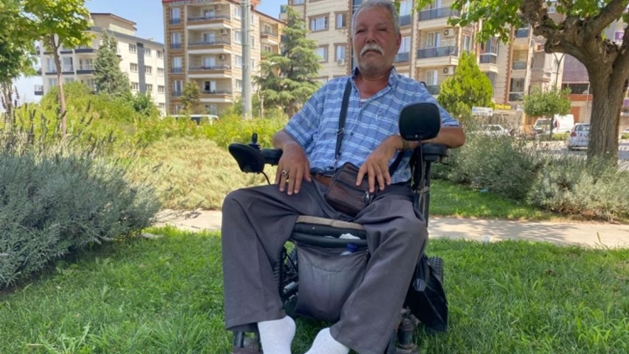 Sıcak havadan etkilenen engelli vatandaş ağaç gölgesine sığındı