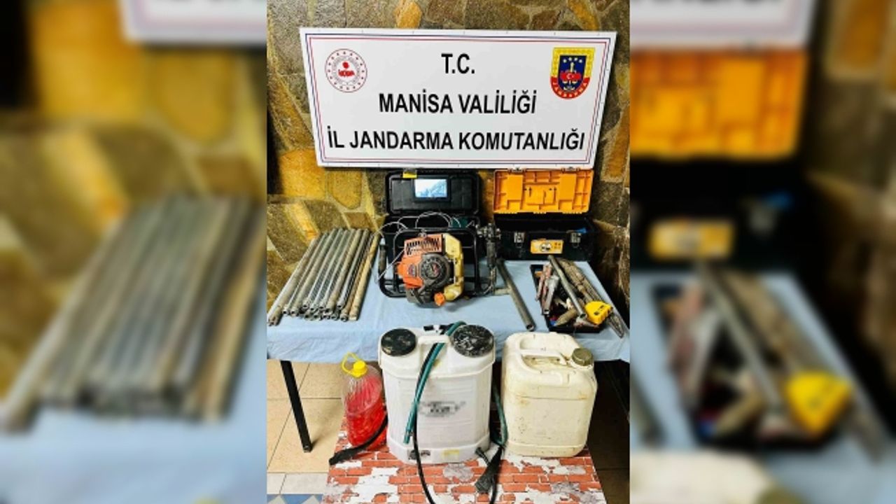 Kendilerini istihbarat elemanı olarak tanıtan şüpheliler kaçak kazı yaparken yakalandı