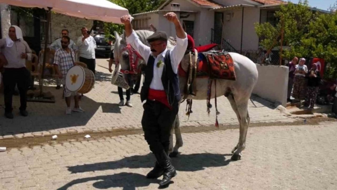 Sahibiyle karşılıklı harmandalı oynayan at şaşkınlığa neden oldu