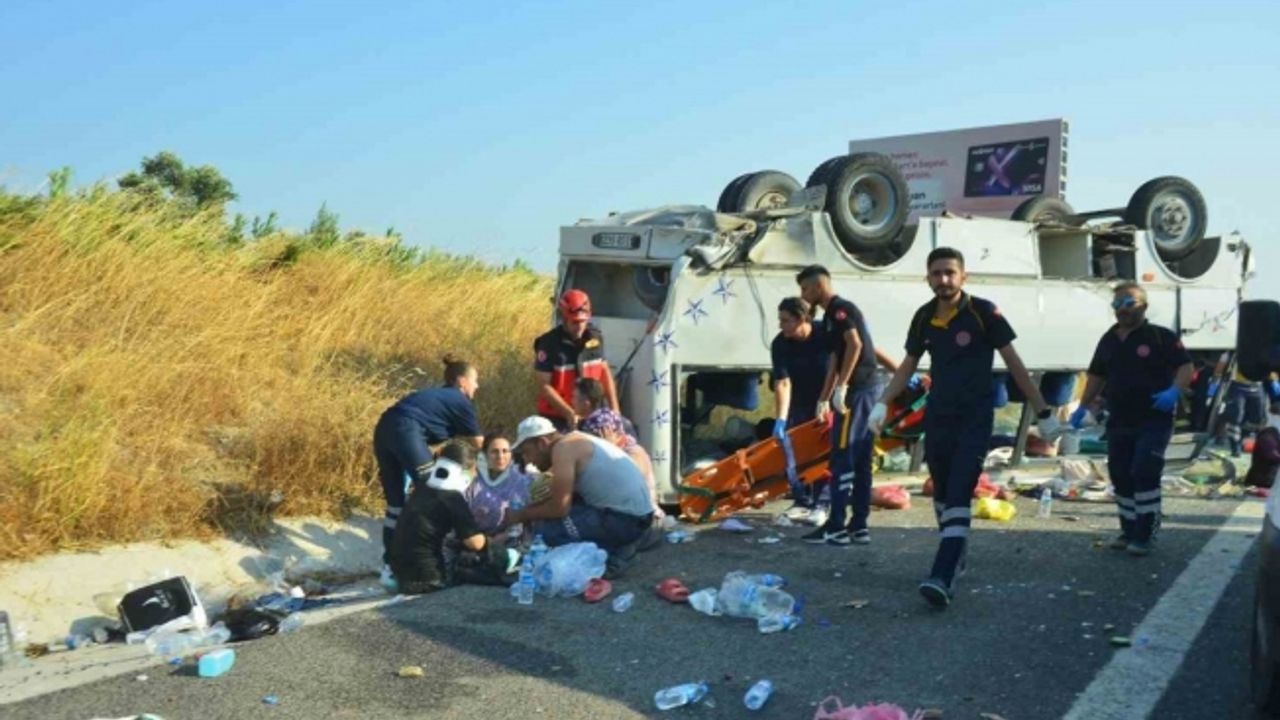 Soma’da işçi servisi ile otomobil çarpıştı: 1’i ağır 30 yaralı