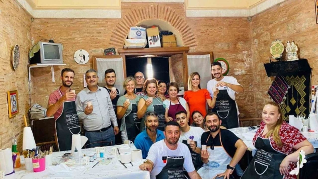 İtalya ve Yunanistan’dan gelen heyet ebru ve çini atölyelerini gezdi