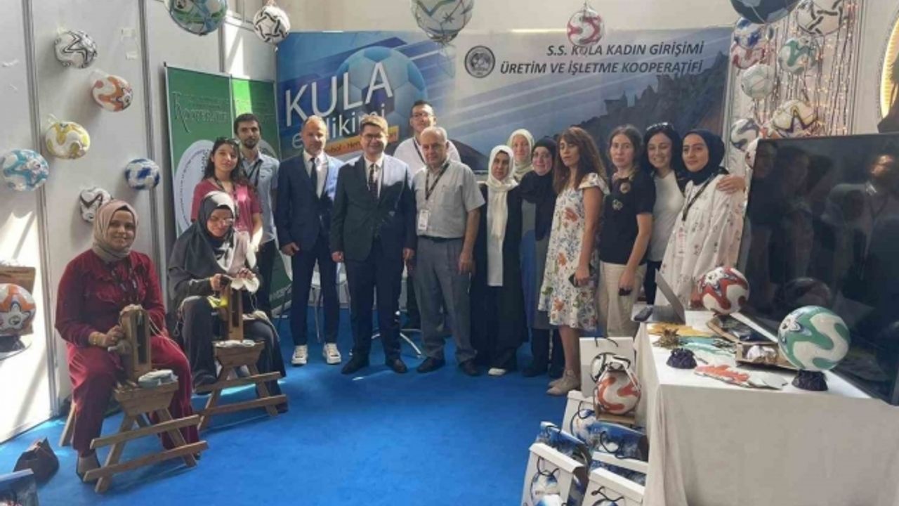 Kulalı kadınların ürettiği el dikimi toplar görücüye çıktı