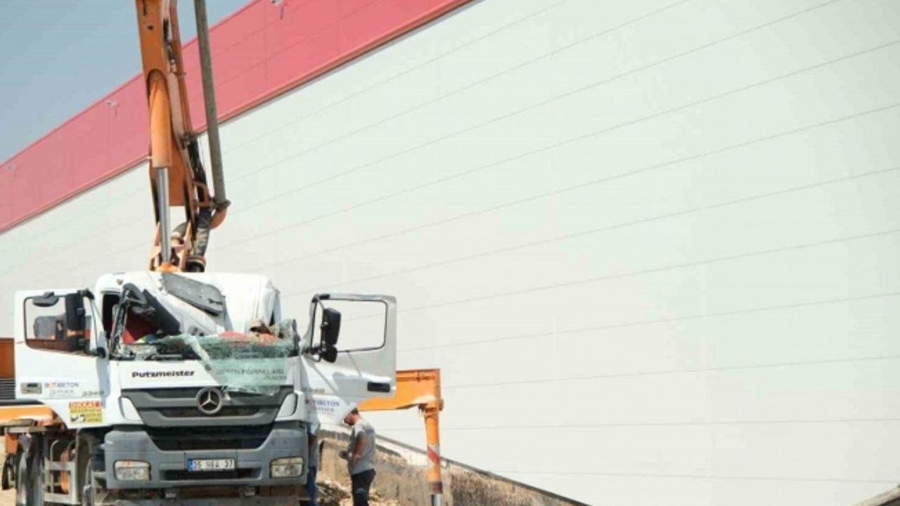 Manisa OSB’de iş makinesi beton dökme makinesinin üzerine devrildi: 1 yaralı