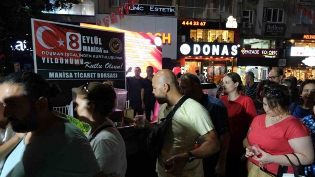 Manisa Ticaret Borsası’ndan vatandaşlara üzüm şırası ikramı