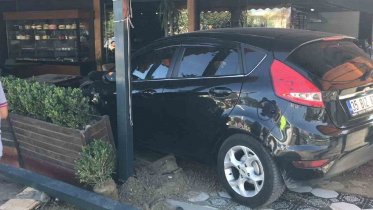 Manisa’da kontrolden çıkan araç kafeye daldı: 2 yaralı