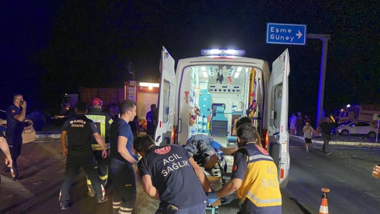 Otomobil canlı tavuk yüklü tıra çarptı: 2’si ağır 5 yaralı