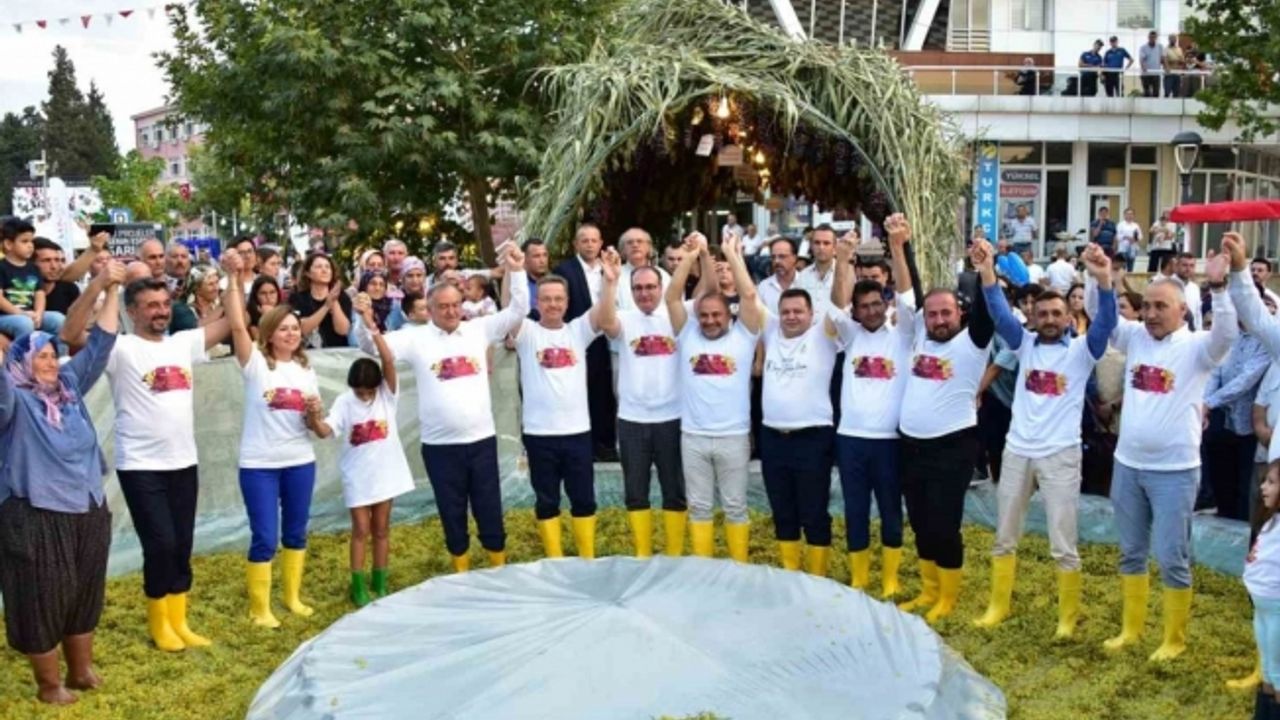 Protokol üyeleri Sarıgöl’de üzüm suyu çıkardı