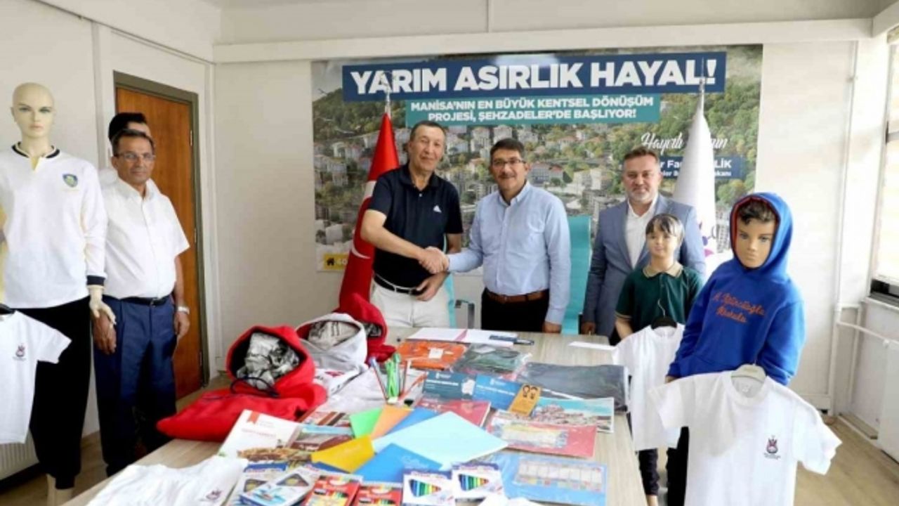 Şehzadeler Belediyesi’nden 2 bin 500 öğrenciye kıyafet ve kırtasiye desteği