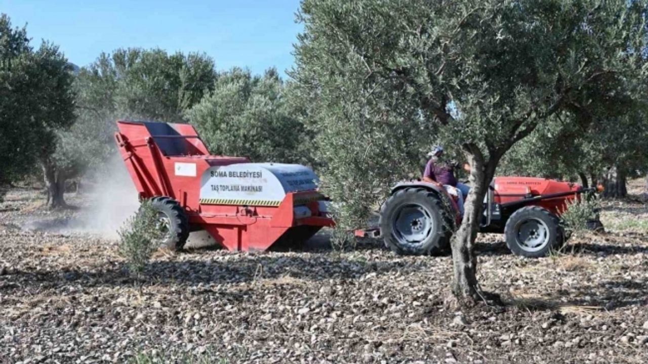 Soma Belediyesi taş toplama makinesiyle çiftçilere destek veriyor