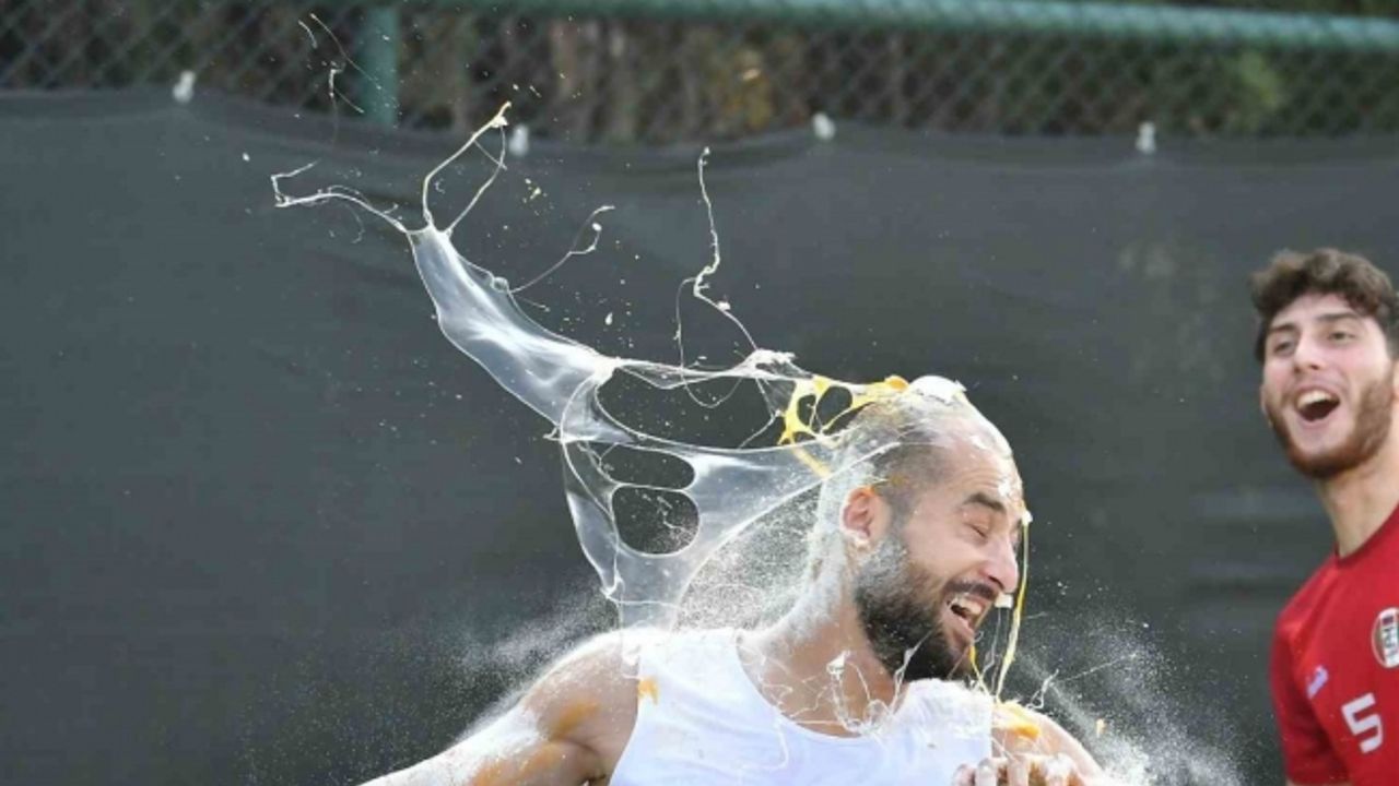 Turgutlusporlu futbolcuya, Brezilya usulü sürpriz doğum günü