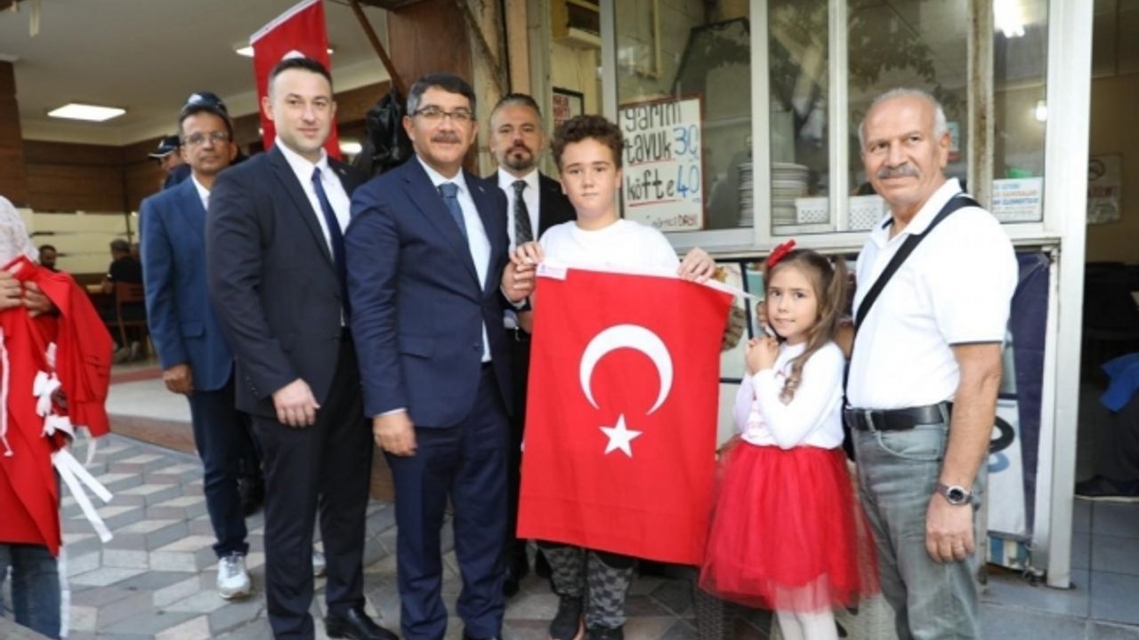 Başkan Çelik’ten cumhuriyetin 100. yılına özel bayrak hediyesi