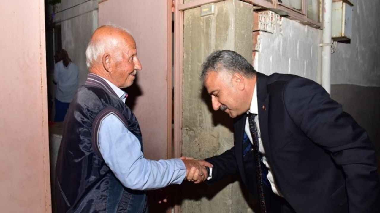 Emniyet Müdürü Aktaş şehit babasını ziyaret etti, elini öptü