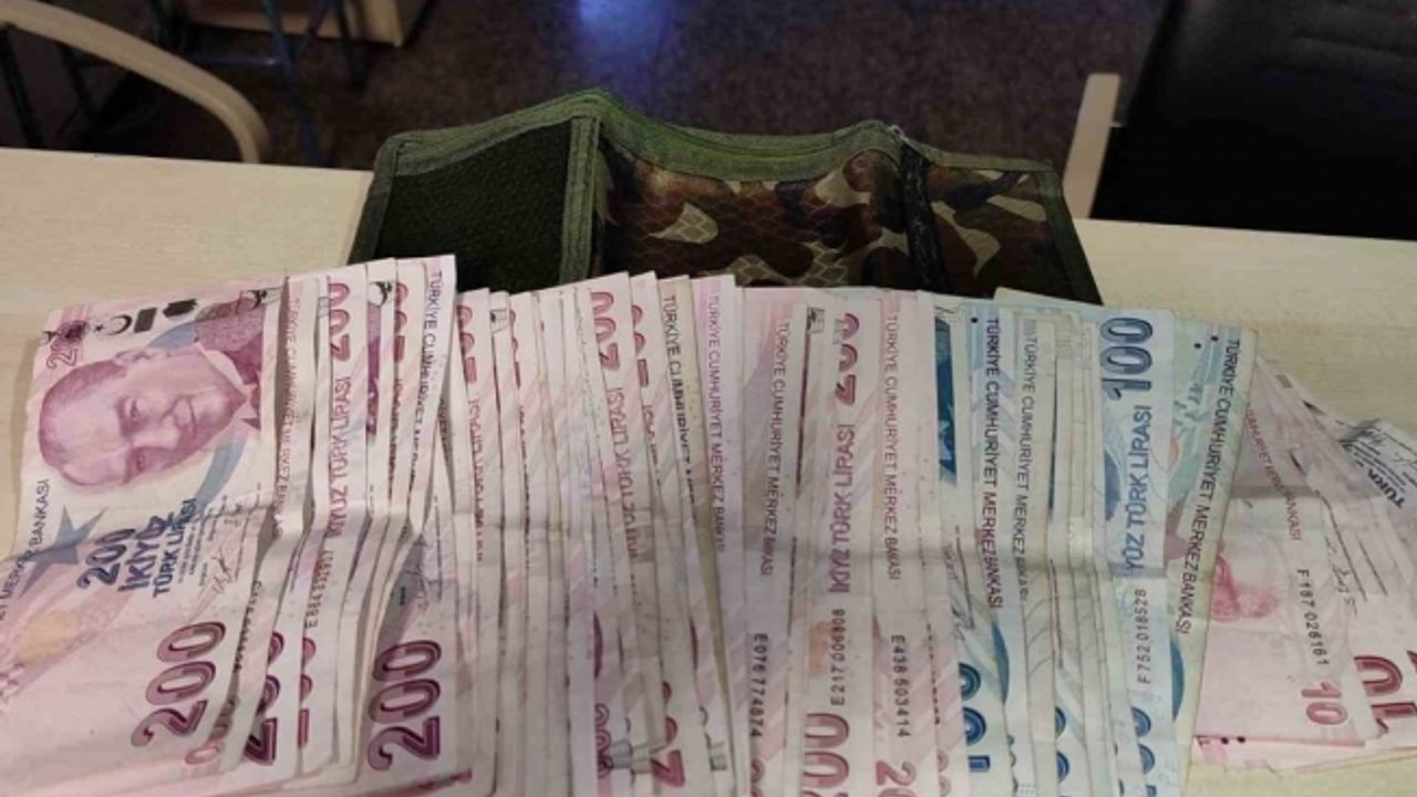 Güvenlik personelinin dikkati ile kaybolan cüzdanın sahibi bulundu