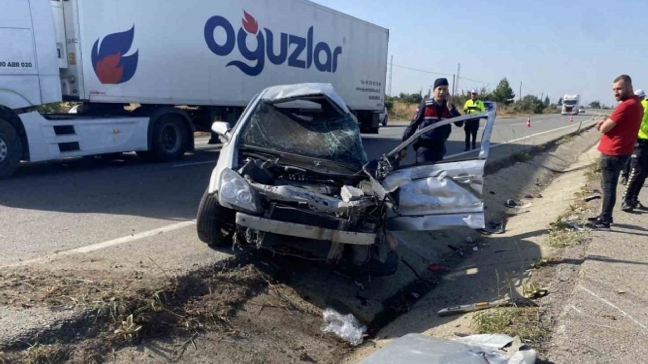 Kontrolden çıkan otomobil karşı şeride geçip kamyona çarptı: 3 yaralı
