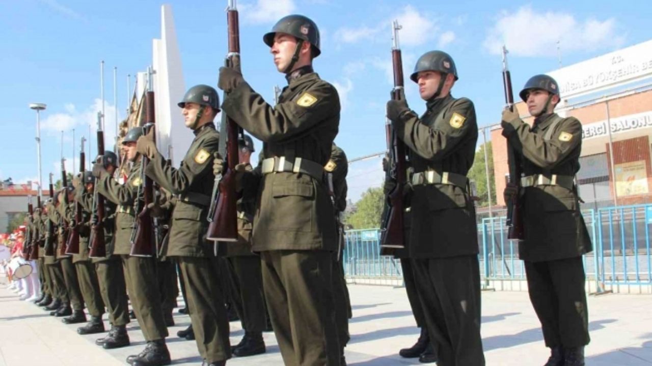 Manisa’da Cumhuriyet’in 100. yılı kutlamaları 21 pare top atışıyla başladı