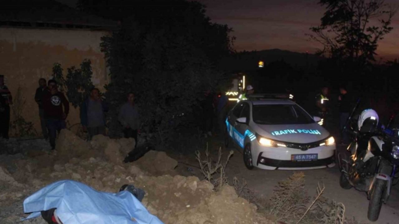 Manisa’da hafif ticari araç ile motosiklet kafa kafaya çarpıştı: 1 ölü, 1 yaralı