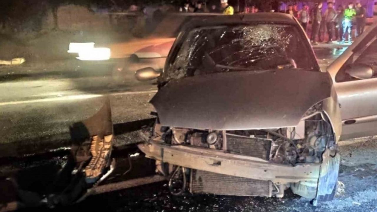 Manisa’da traktör ile otomobil çarpıştı: 4 yaralı