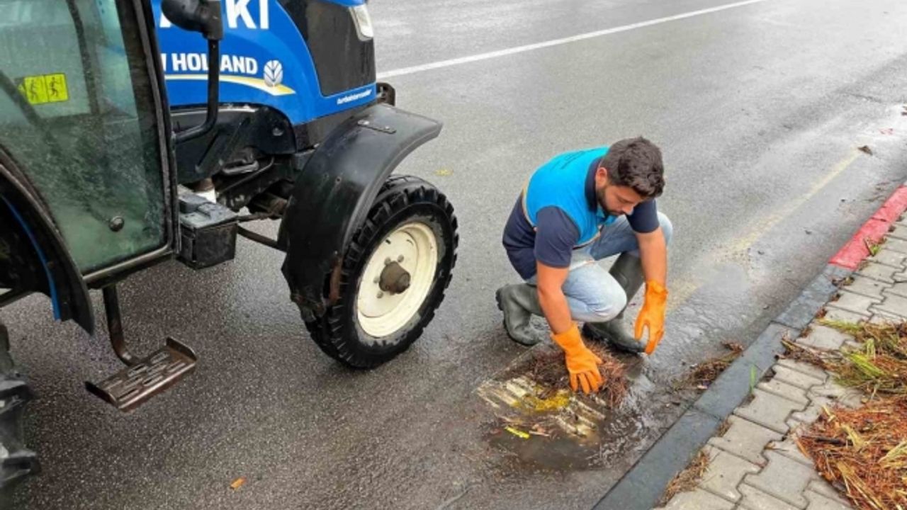 Büyükşehir ve MASKİ ekipleri, sağanak yağışa karşı sahada