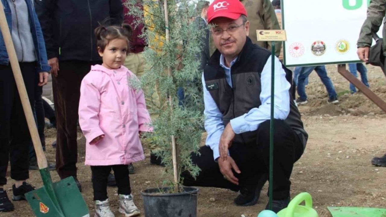 Cumhuriyetle yaşıt kadının fidanını 3 yaşındaki Hüma dikti