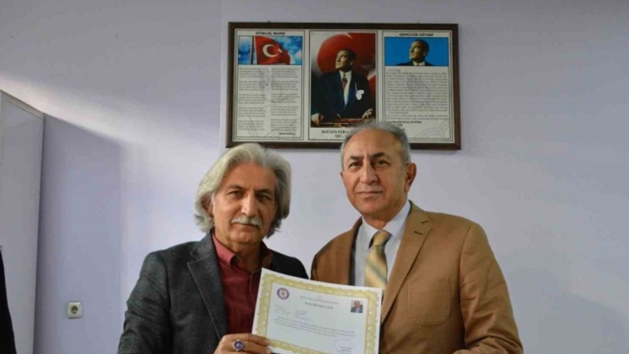 Emekliye ayrılacak olan 41 yıllık eğitimci Bülent Tonoz’a başarı belgesi