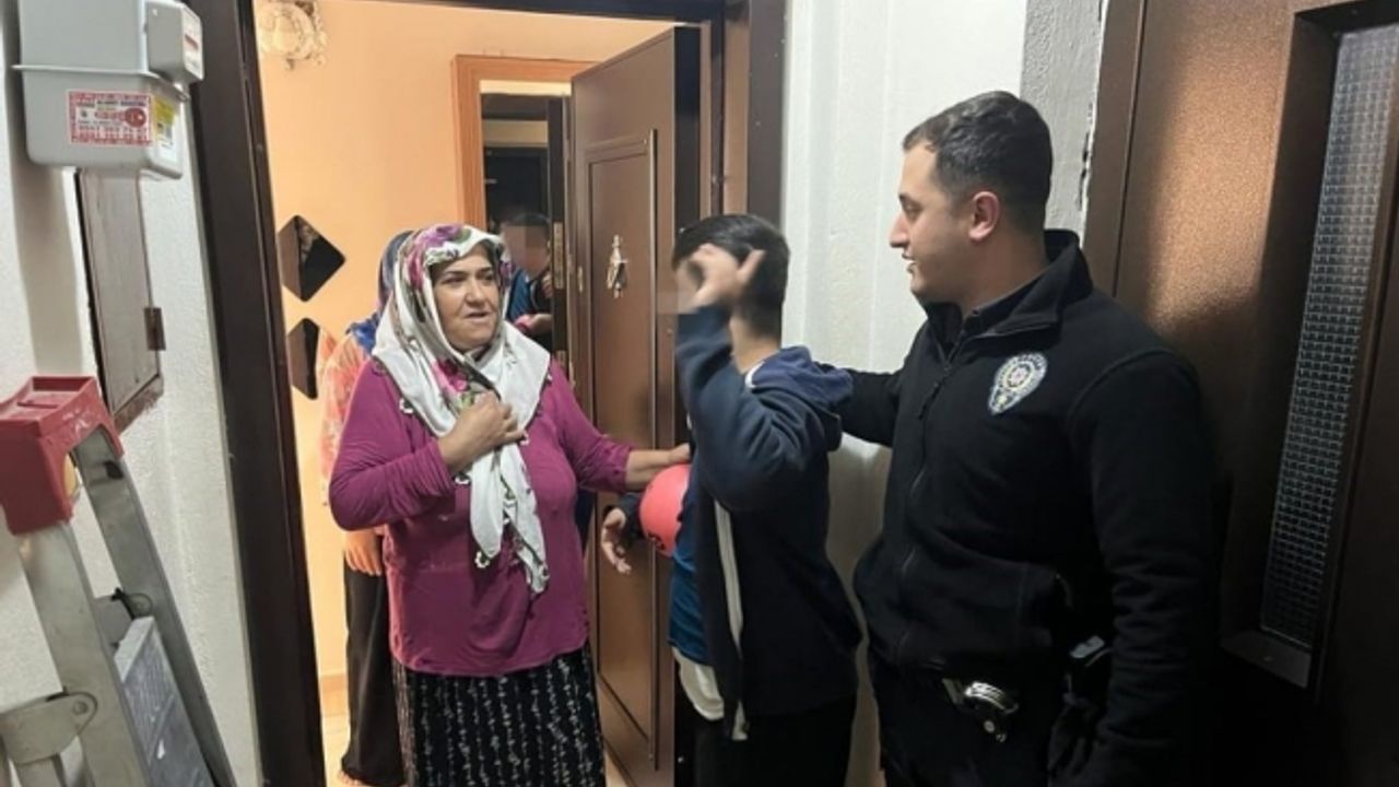 Emniyetin titiz çalışmasıyla bulunan kayıp çocuk ailesine teslim edildi