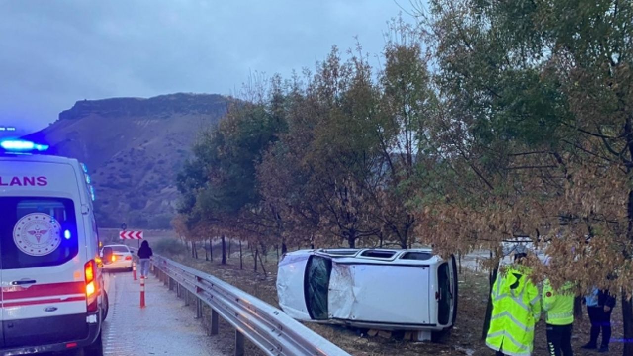 Manisa’da bariyerlere çarpan araç yan yattı: 1 yaralı