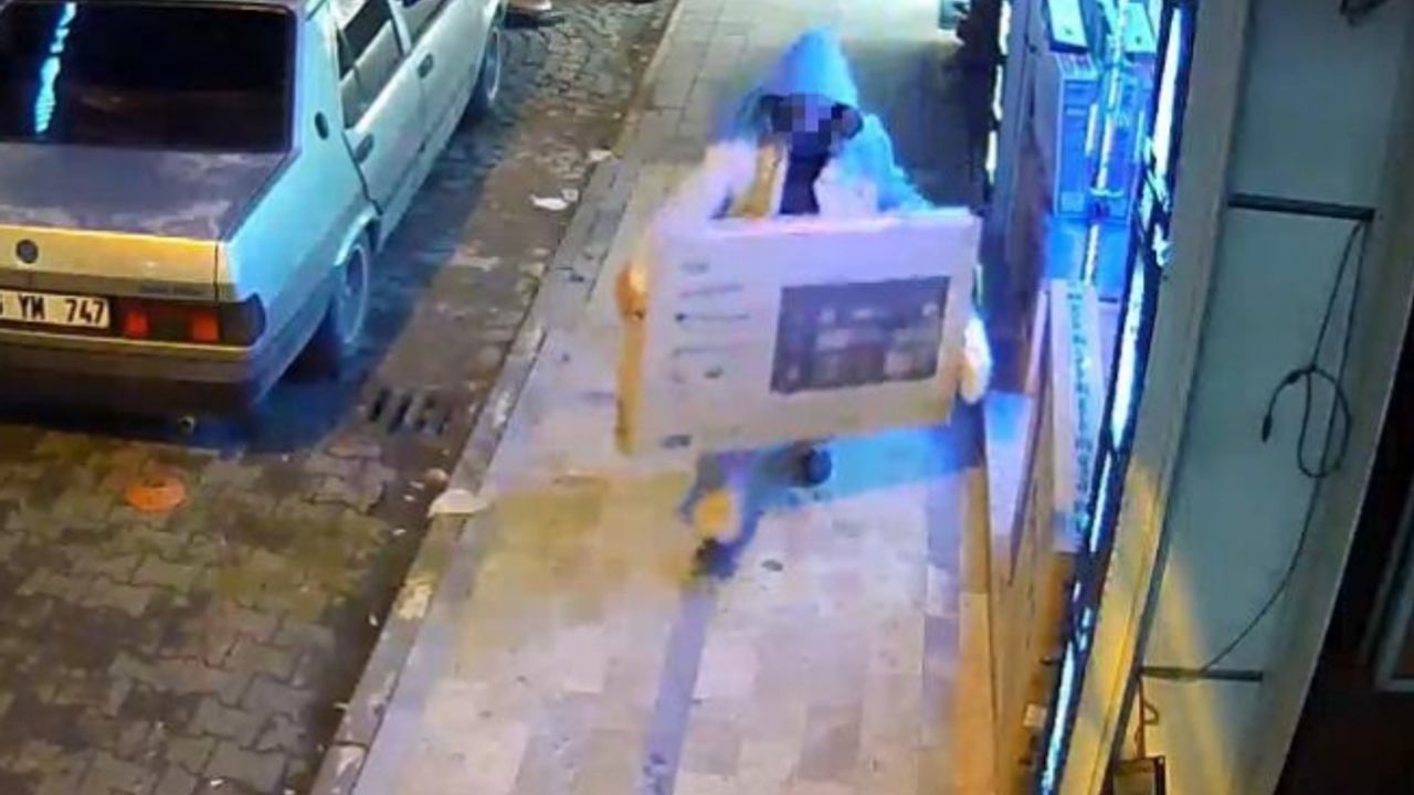 Gözüne kestirdiği televizyonu sırtlayıp götürdü, o anlar kameraya yansıdı