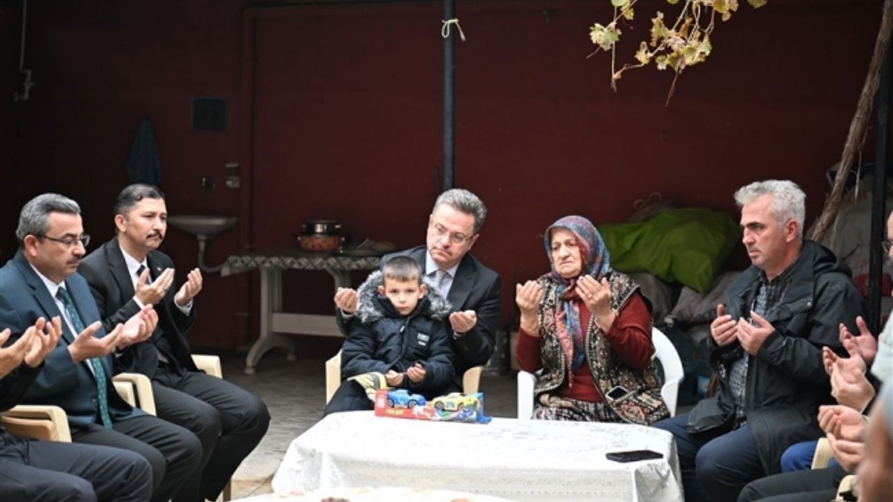 Vali Ünlü Kırkağaç’ta kamu hizmetlerini inceledi, şehit ailelerini ziyaret etti