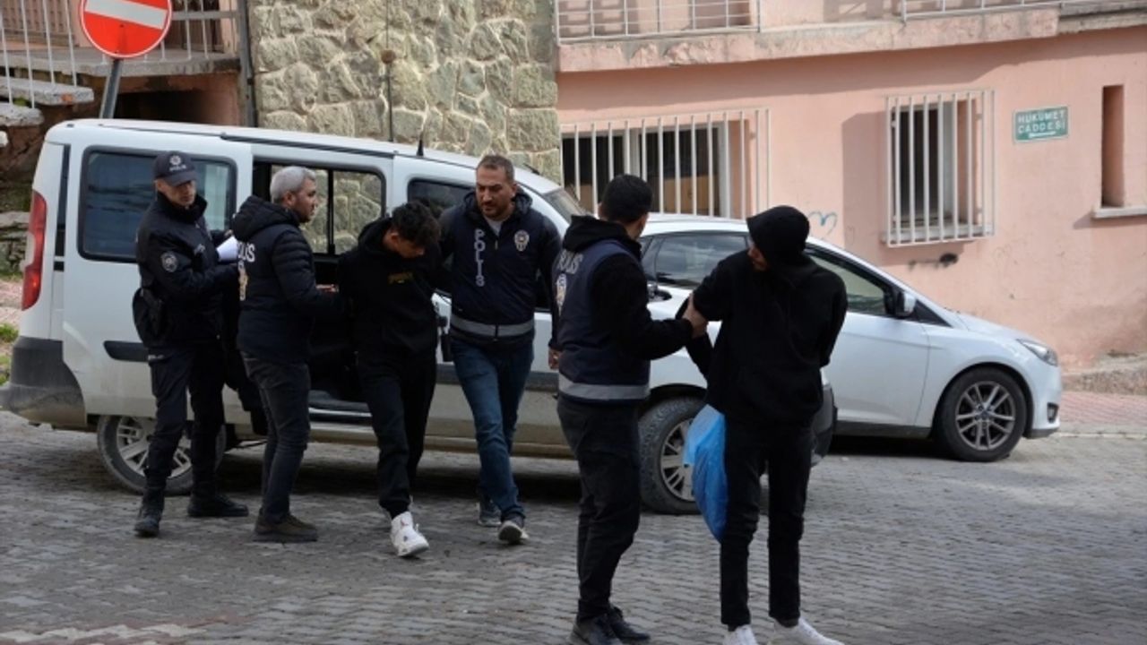 Kuyumcuyu soymak isteyen hırsızlar polisten kaçamadı