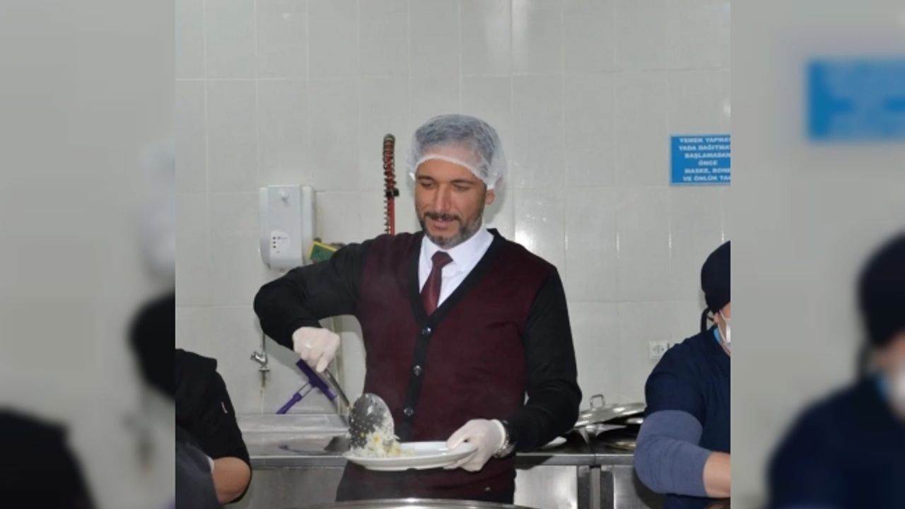 Manisa Milli Eğitim Müdürü yatılı öğrencilere yemek dağıttı