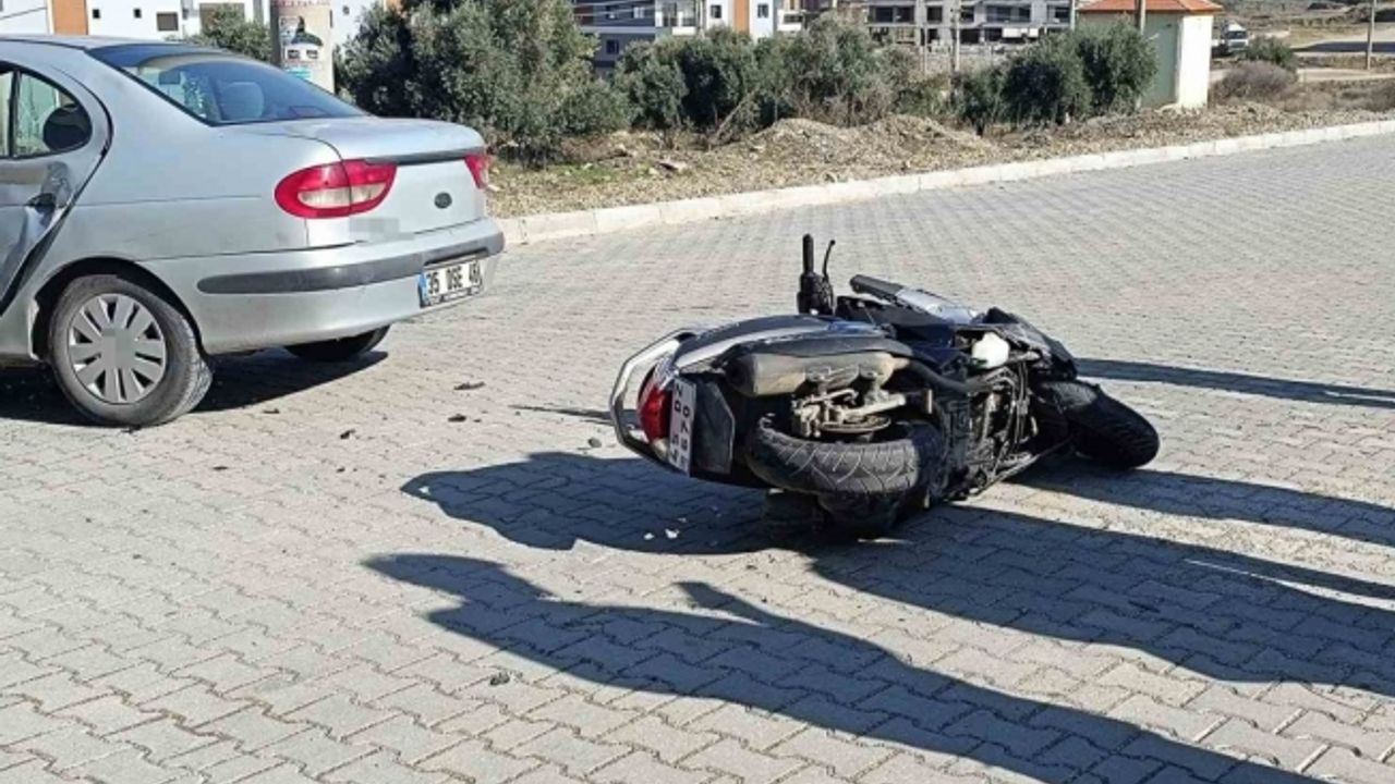 Motosiklet ile otomobil çarpıştı, 2 kişi yaralandı: Kaza anı kamerada