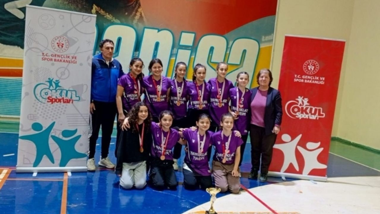 Öğrenciler Sarıgöl’e sporda bir kupa daha kazandırdı