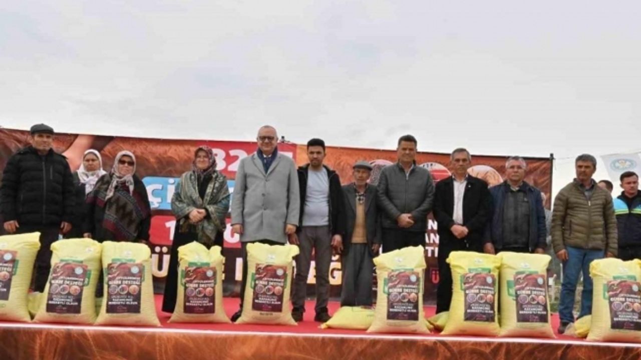 Gördes’te 1004 üreticiye 230 ton gübre desteği
