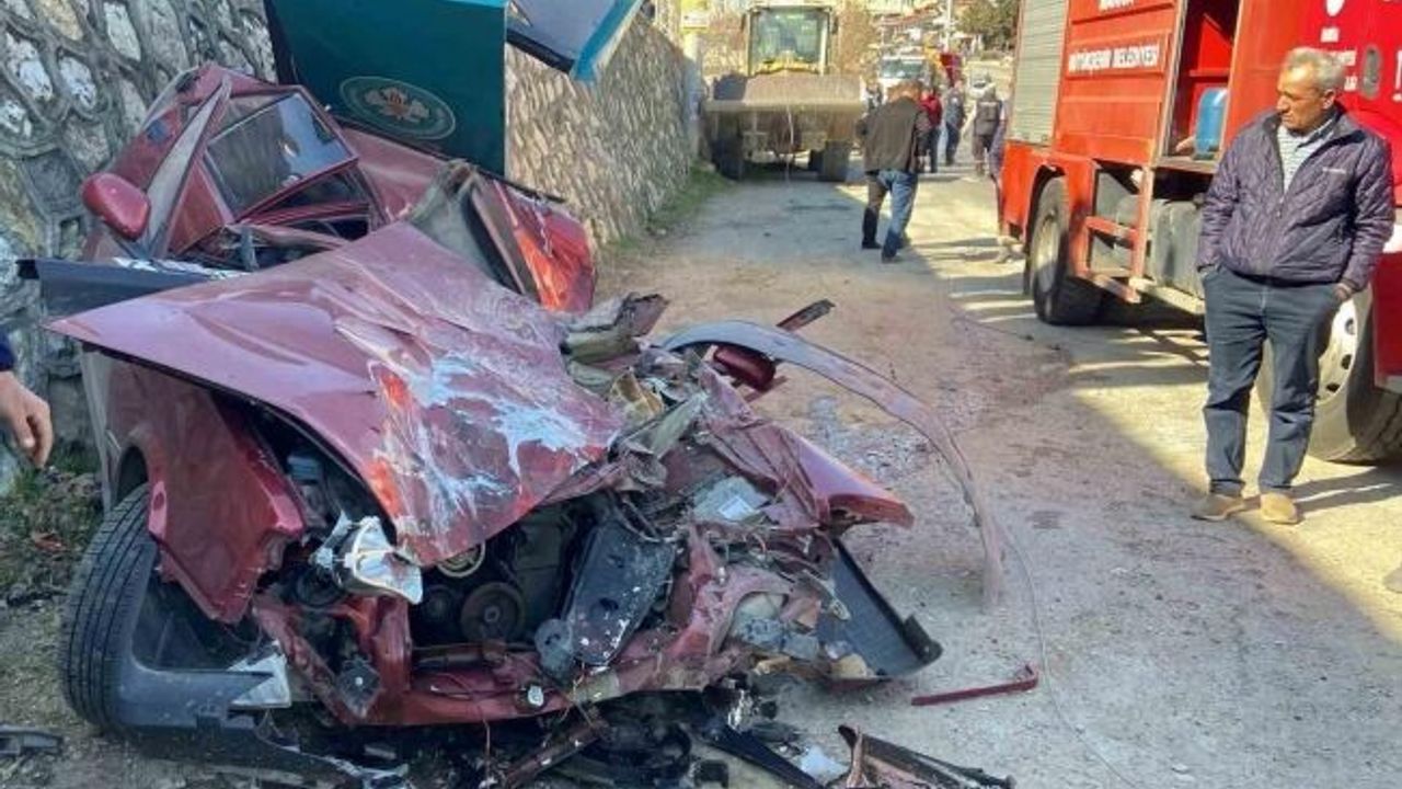 Kamyondan düşen iş makinesi park halindeki otomobili ezdi