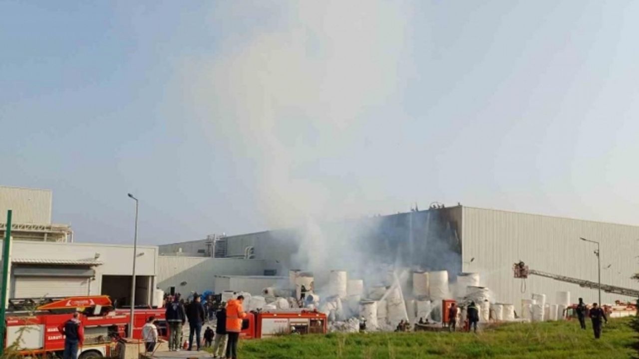 Manisa OSB’deki İpek kağıt fabrikasında çıkan yangın söndürüldü