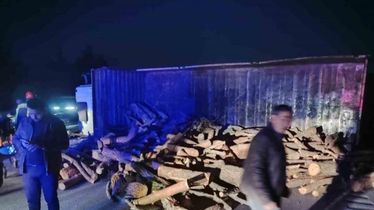 Manisa’da karşı şeride geçen kamyon otomobille çarpıştı: 1 ölü, 1 yaralı